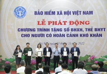 Tổng Giám đốc Nguyễn Thế Mạnh tiếp nhận sổ bảo hiểm xã hội và thẻ bảo hiểm y tế do các doanh nghiệp hỗ trợ cho người có hoàn cảnh khó khăn.