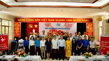 Lãnh đạo Đảng ủy Khối Doanh nghiệp Hà Nội, Công ty trách nhiệm hữu hạn một thành viên Thoát nước Hà Nội, Viện Huyết học-Truyền máu Trung ương và Đoàn Thanh niên Báo Nhân Dân chụp ảnh lưu niệm tại lễ phát động.