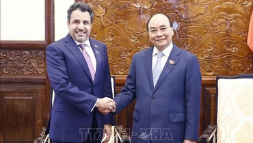 Chủ tịch nước Nguyễn Xuân Phúc tiếp Đại sứ Các Tiểu Vương quốc Arab Thống nhất Obaid Saeed Al Dhaheri. (Ảnh: TTXVN)