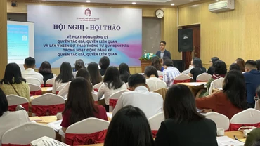 Các đại biểu trao đổi tại hội thảo.