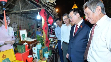 Chủ tịch Quốc hội Vương Đình Huệ động viên bà con, thăm các gian hàng tại Ngày hội Đại đoàn kết toàn dân tộc.