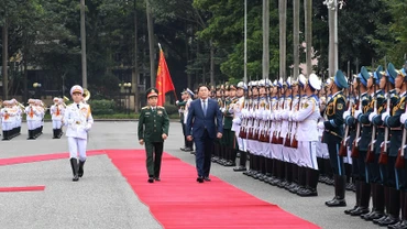 Đại tướng Phan Văn Giang, Bộ trưởng Quốc phòng cùng Ngài Saikhanbayar Gursed, Bộ trưởng Quốc phòng Mông Cổ, duyệt đội danh dự.