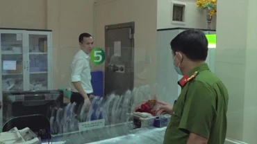 Công an khám nghiệm hiện trường bên trong Phòng giao dịch Tam Phước sau vụ cướp.