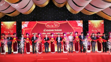 Các đại biểu cắt băng khánh thành công trình tâm linh hỏa táng Phúc lạc viên Huế.