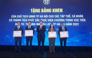 Trao tặng bằng khen cho các cá nhân, tập thể có thành tích xuất sắc trong chương trình xúc tiến đầu tư, thương mại, du lịch của Hà Nội năm 2022.