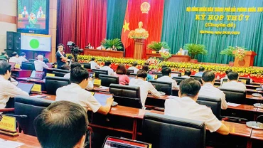 Các đại biểu biểu quyết thông qua 7 nghị quyết tại Kỳ họp chuyên đề của Hội đồng nhân dân thành phố Hải Phòng chiều 29/8.