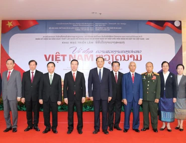Đồng chí Võ Văn Thưởng (thứ 4 từ trái qua phải), đồng chí Sonsay Siphandone (thứ 5 từ trái qua phải) tại lễ khai mạc triển lãm, chiều 18/7. (Ảnh: XUÂN SƠN)