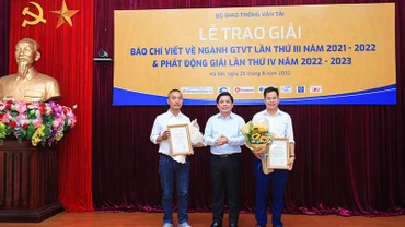 Bộ trưởng Giao thông vận tải trao giải Nhất cho các tác giả đoạt giải.