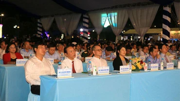 Các đại biểu dự lễ khai mạc.