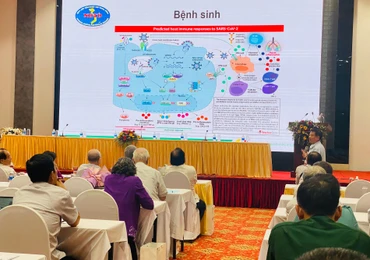 GS,TS Nguyễn Văn Kính đang báo cáo Tổng quan về Covid-19 và hậu Covid-19.