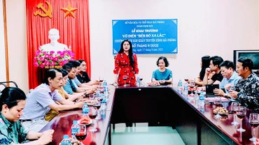 Quang cảnh khai trương vở diễn “Bến bờ xa lắc” sáng 17/8.