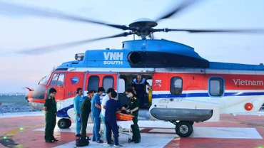 Trực thăng hạ cánh tại sân đỗ tòa nhà Viện Chấn thương chỉnh hình, Bệnh viện Quân y 175.