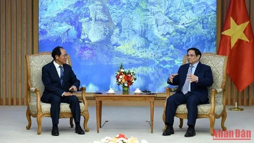 Thủ tướng Phạm Minh Chính tiếp Đại sứ Hàn Quốc tại Việt Nam Park Noh Wan. (Ảnh: TRẦN HẢI)