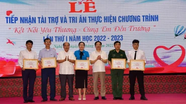 Trao danh hiệu "Sen vàng nhân ái xứ Nghệ tiêu biểu" cho các tập thể và cá nhân. (Ảnh: Thu Hương)