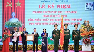 Lãnh đạo huyện Phúc Thọ đón nhận Quyết định công nhận đạt chuẩn nông thôn mới. (Ảnh: QUANG ANH)