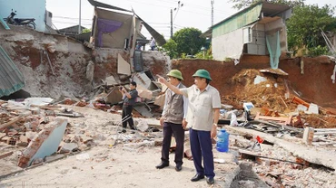 Phó Chủ tịch Thường trực Ủy ban nhân dân tỉnh Quảng Trị Hà Sỹ Đồng kiểm tra, chỉ đạo công tác khắc phục hậu quả sạt lở bờ sông Thạch Hãn. 