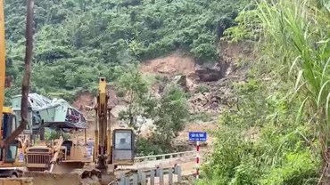 Nổ mìn phá đá trên mặt bằng Nhà máy Thủy điện Kà Tinh 1.