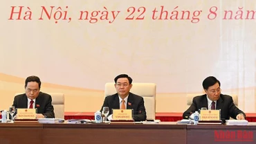 Chủ tịch Quốc hội Vương Đình Huệ, Phó Chủ tịch Thường trực Quốc hội Trần Thanh Mẫn, Phó Thủ tướng Thường trực Phạm Bình Minh dự hội nghị. (Ảnh: DUY LINH)