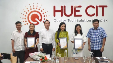 Trao tặng 3 Bộ giải pháp hỗ trợ doanh nghiệp chuyển đổi số cho doanh nghiệp trên địa bàn.