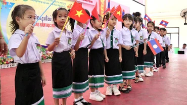 Các em học sinh Trường song ngữ Lào-Việt Nam Nguyễn Du hân hoan bước vào năm học mới. (Ảnh: HẢI TIẾN)