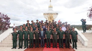 Hai Bộ trưởng Quốc phòng chụp ảnh lưu niệm cùng các thành viên trong đoàn.