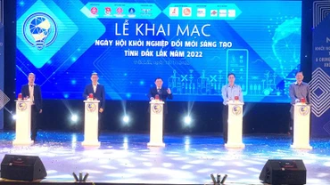 Đại diện lãnh đạo Trung tâm đổi mới sáng tạo quốc gia và Ủy ban nhân dân tỉnh Đắk Lắk ấn nút khai mạc Ngày hội Khởi nghiệp đổi mới sáng tạo tỉnh Đắk Lắk năm 2022.