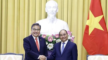 Chủ tịch nước Nguyễn Xuân Phúc tiếp Bộ trưởng Ngoại giao Hàn Quốc Park Jin. (Ảnh: Thống Nhất/TTXVN)