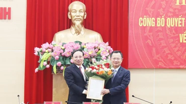 Thừa ủy quyền của Thủ tướng Chính phủ, Bí thư Tỉnh ủy Quảng Ninh trao Quyết định giao quyền chủ tịch Ủy ban nhân dân tỉnh Quảng Ninh cho đồng chí Cao Tường Huy.