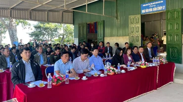 Đồng chí Mùa A Vảng chúc mừng nhân dân bản Chóp Ly trong Ngày hội Đại đoàn kết.