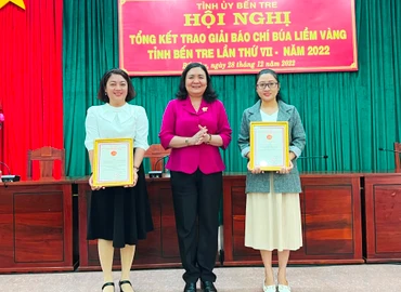 Phó Bí thư Thường trực Tỉnh ủy Hồ Thị Hoàng Yến trao giải Nhất giải báo chí Búa liềm vàng lần thứ VII, năm 2022 cho các tác giả đạt giải.