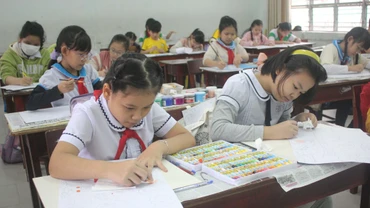 Các em thiếu nhi tham gia vẽ tranh.