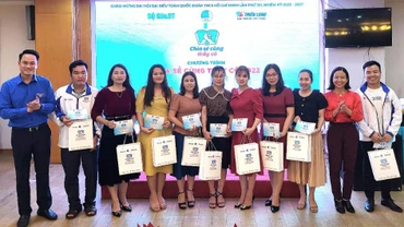Đại diện Ban Tổ chức chương trình “Chia sẻ cùng thầy cô” năm 2022 trao sổ tiết kiệm tặng các thầy, cô giáo.