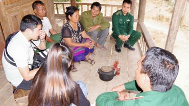 Bộ đội Biên phòng và già làng, trưởng bản tổ chức tuyên truyền pháp luật đến từng hộ đồng bào ở vùng biên giới.