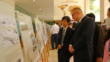 Các đại biểu tham quan triển lãm.