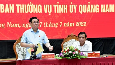 Chủ tịch Quốc hội Vương Đình Huệ phát biểu kết luận buổi làm việc.