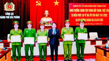Lãnh đạo thành phố Hải Phòng khen thưởng các tập thể và cá nhân có thành tích xuất sắc trong phá án.