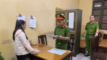 Đối tượng Trần Thị Hoàng Anh, Giám đốc Công ty trách nhiệm hữu hạn Thương mại, Dịch vụ và Du lịch Nhi Anh bị bắt tối 30/10. (Ảnh: Công an cung cấp)
