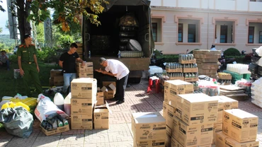 Lực lượng chức năng tổ chức kiểm đếm số lượng tang vật là dầu nhớt giả khi bị bắt.