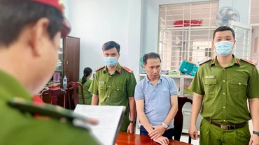 Công an thành phố Long Xuyên đọc lệnh bắt giữ Tú.