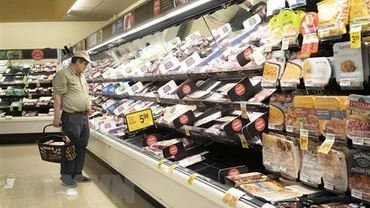 Người dân mua sắm tại một siêu thị ở Millbrae, bang California, Mỹ ngày 10/8/2022. (Ảnh: THX/TTXVN)