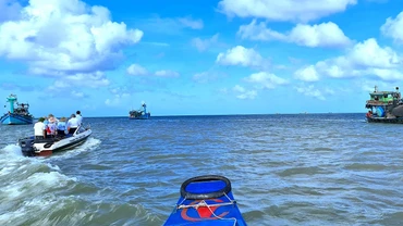 Bí thư Tỉnh ủy Cà Mau khảo sát luồng tuyến bị bồi lắng ở cửa biển Cái Đôi Vàm vào sáng 15/11.