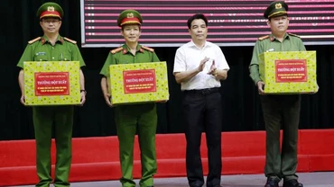 Đồng chí Lê Văn Dũng thưởng nóng cho 3 đơn vị có thành tích cao trong công tác tấn công tội phạm trên không gian mạng.