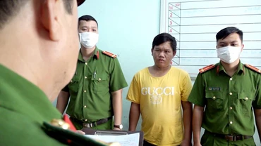 Công an thành phố Long Xuyên đọc lệnh khởi tố bị can Trương Minh Hòa.