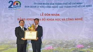 Bộ trưởng Khoa học và Công nghệ tặng bằng cho Ban Quản lý Khu Công nghệ cao Thành phố Hồ Chí Minh.