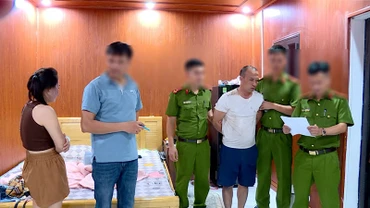 Lực lượng chức năng đọc lệnh khám xét tại nhà của đối tượng.