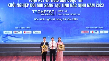 Lãnh đạo tỉnh Bắc Ninh và các tác giả đạt giải Nhất Cuộc thi Khởi nghiệp đổi mới sáng tạo.