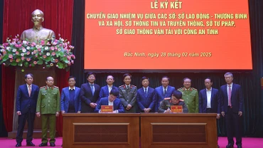 Ký kết chuyển giao nhiệm vụ giữa các sở, ngành với Công an tỉnh. 
