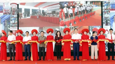 Các đại biểu cắt băng khánh thành dự án Đầu tư xây dựng mở Bệnh viện Sản-Nhi, thành phố Bắc Ninh.