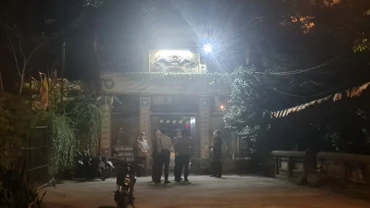 Phía ngoài hiện trường đêm xảy ra vụ án mạng nghiêm trọng.