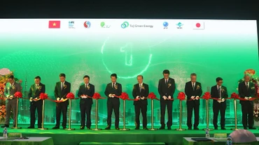 Các đại biểu cắt băng khánh thành nhà máy.